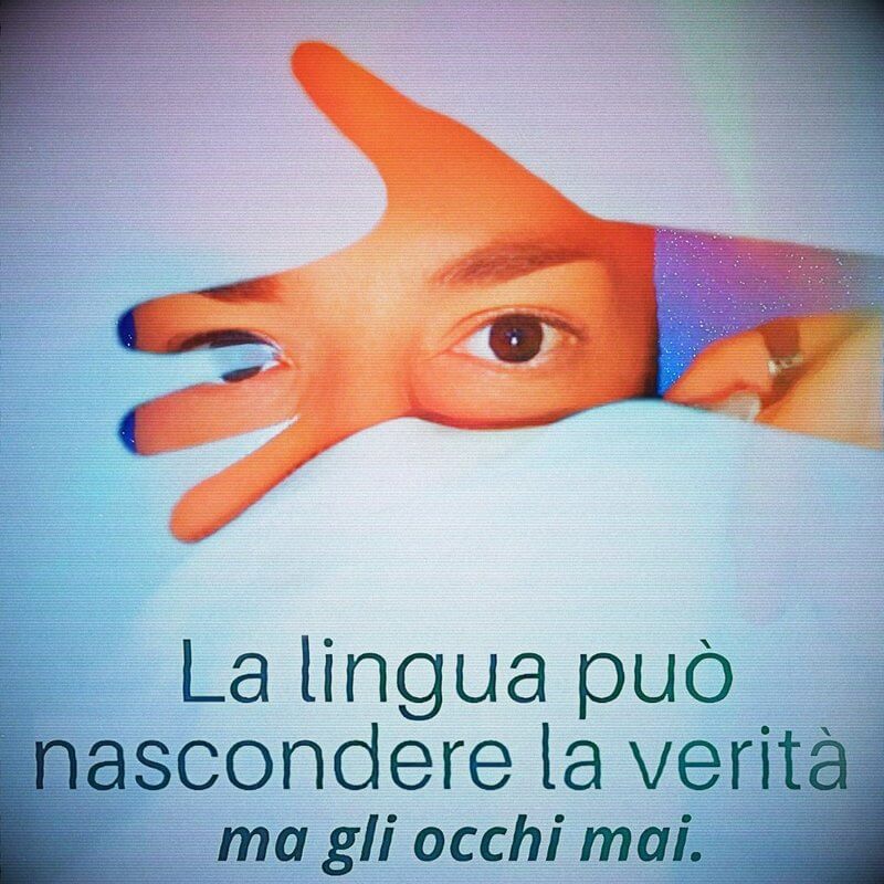 Composizione visiva: una mano davanti a un occhio